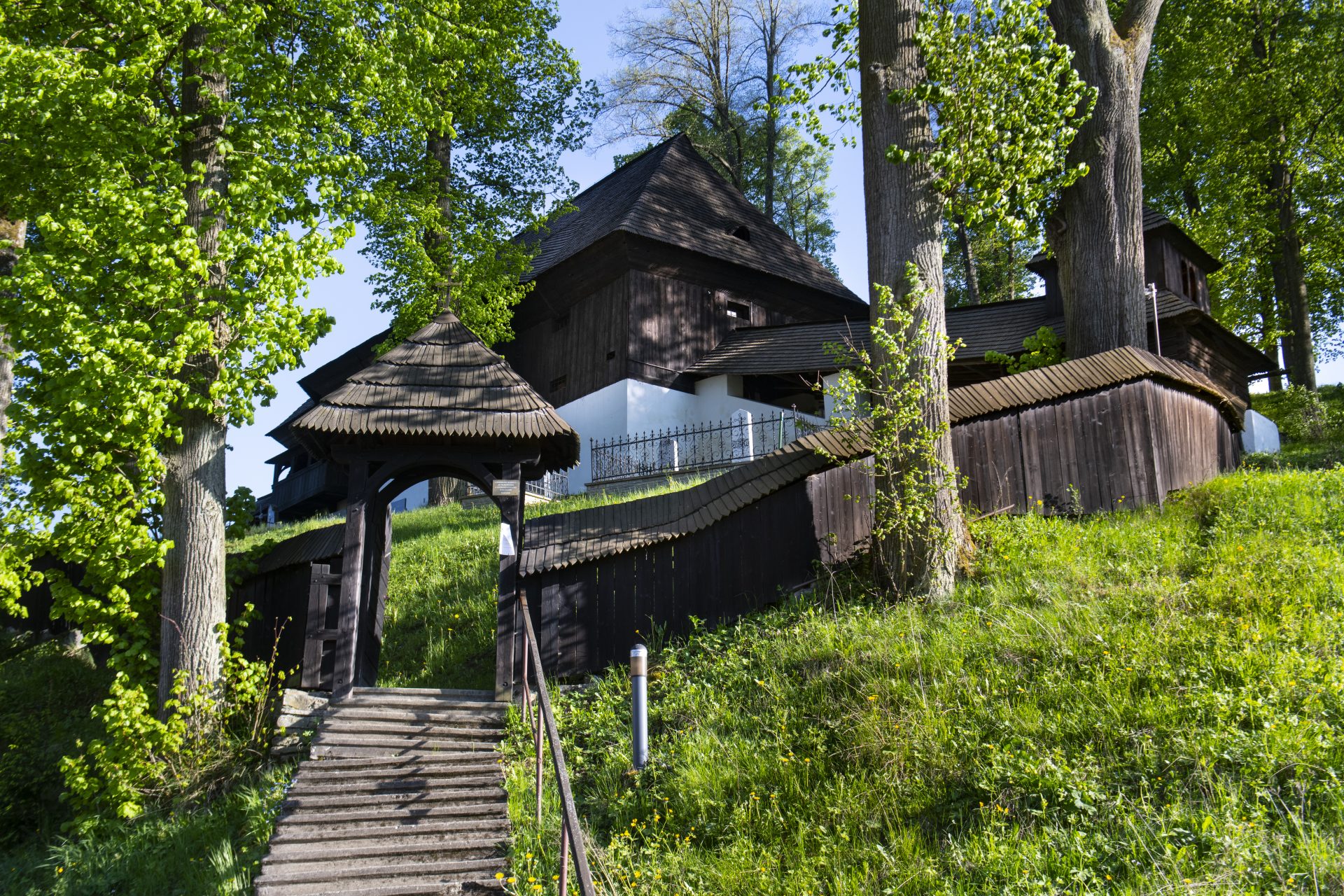 Drevený artikulárny evanjelický kostol Leštiny