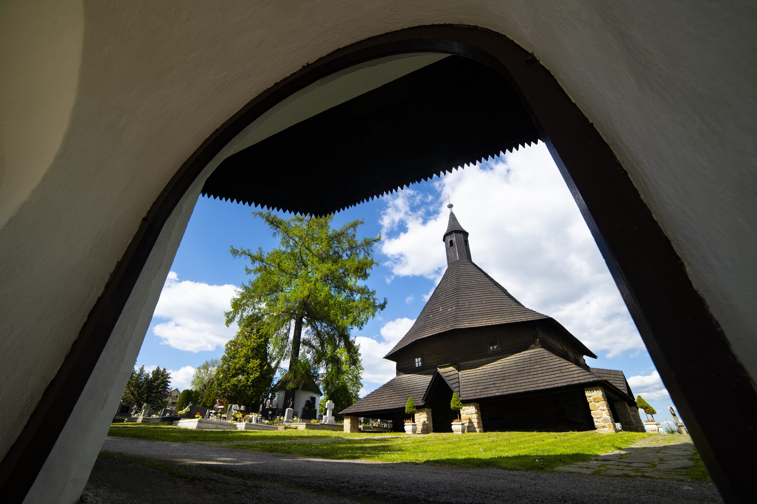 Drevený gotický kostol Všetkých svätých v Tvrdošíne